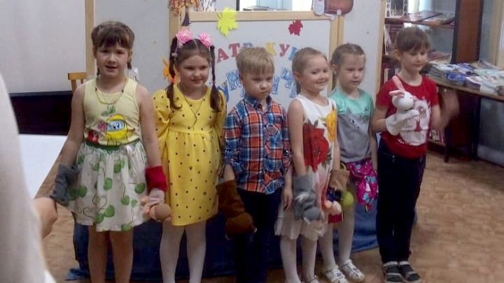 В районной детской библиотеке прошла премьера кукольного спектакля «Рукавичка»