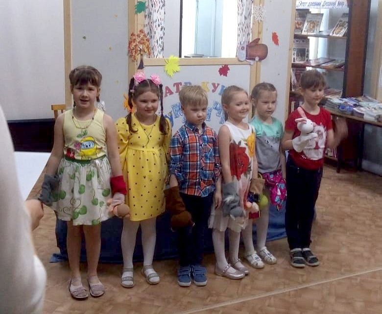 В районной детской библиотеке прошла премьера кукольного спектакля «Рукавичка»
