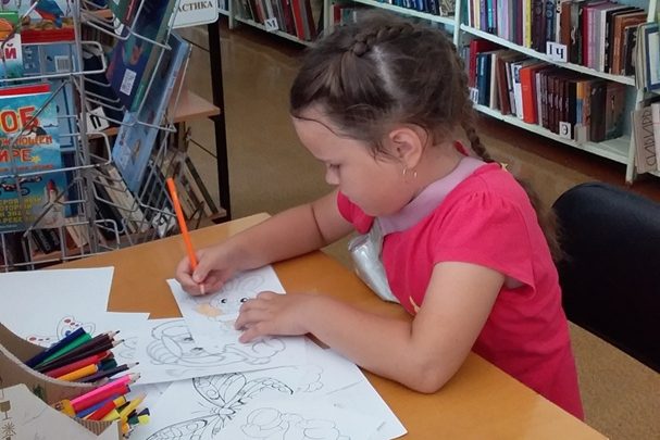 В районной детской библиотеке организована творческая мастерская «Краски лета»