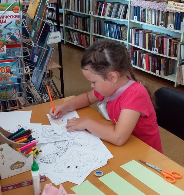 В районной детской библиотеке организована творческая мастерская «Краски лета»
