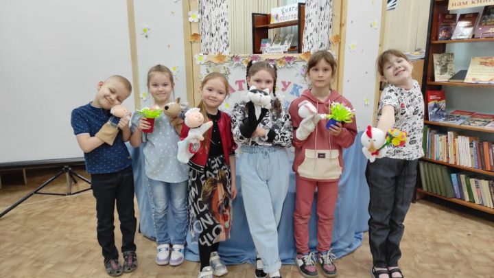 Театр кукол «Рукавичка» районной детской библиотеки завершил свой творческий сезон