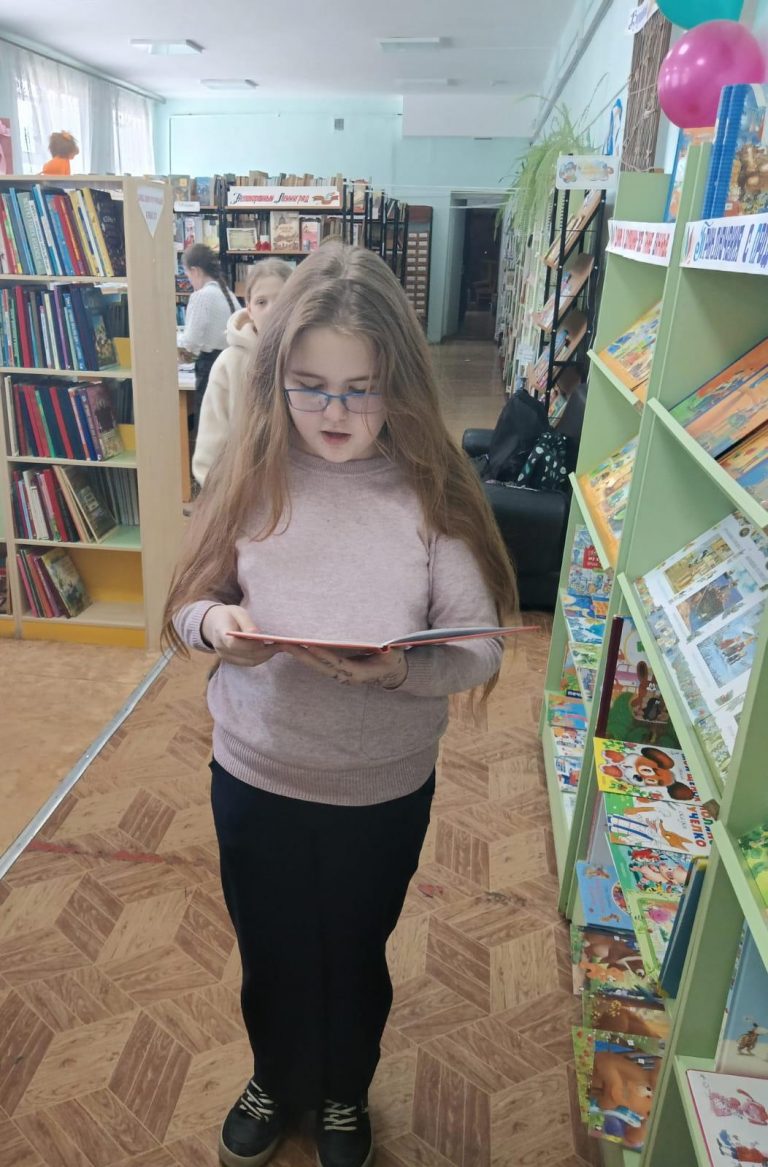 Читающий вслух андроид. Фото чтение на компьютере. Читающий вслух андроид. Чтение на публике. Читающий вслух андроид.